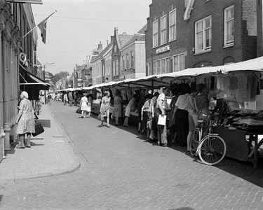 850392 Gezicht in de Benschopperstraat te IJsselstein, met de warenmarkt .